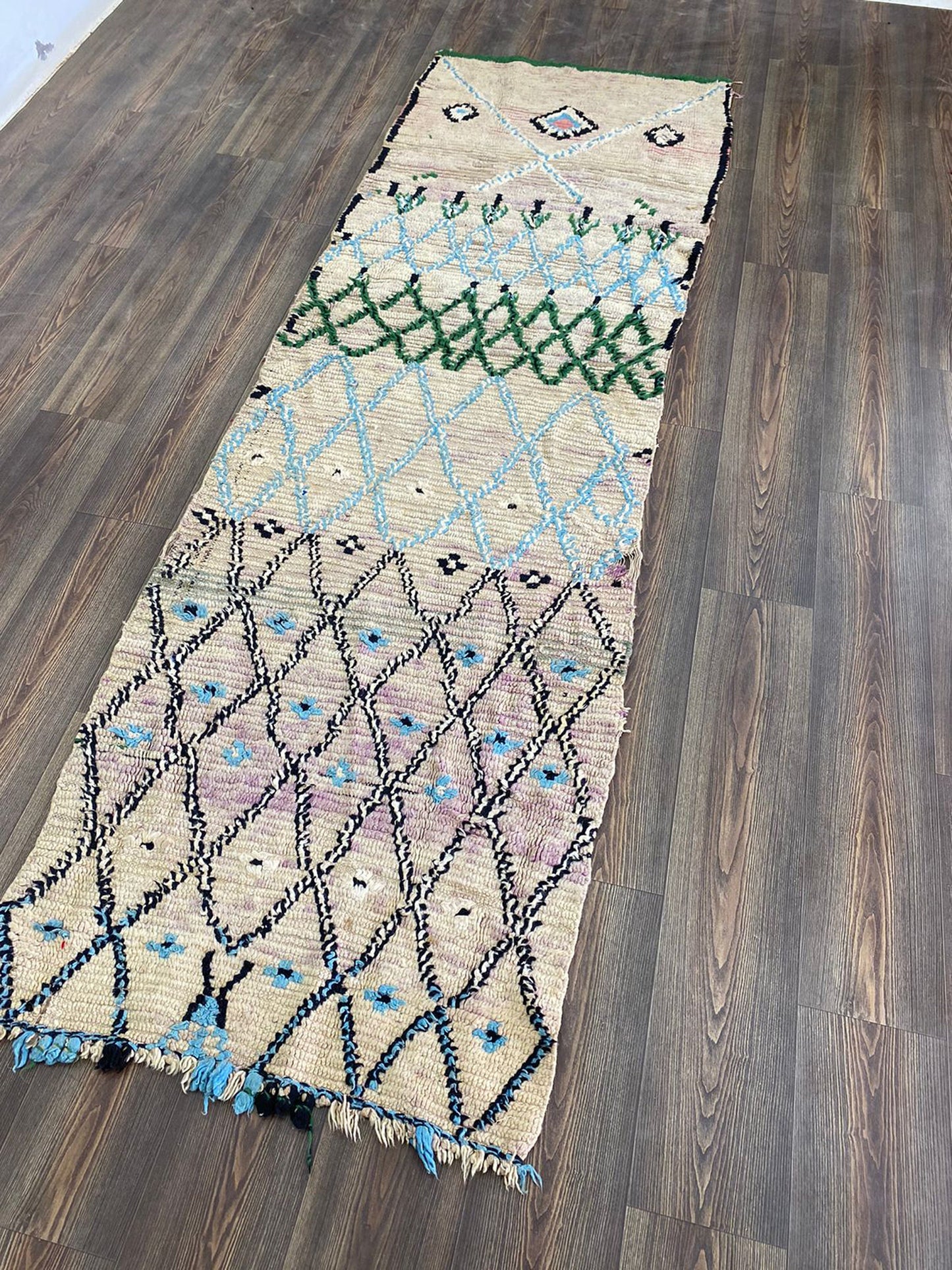 Tapis berbère vintage à losanges 3x9 pieds, tapis étroit tribal marocain en laine tissée.