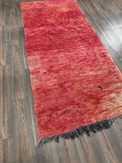 Tapis berbère vintage solide 4x9, tapis marocain en laine rouge délavé.