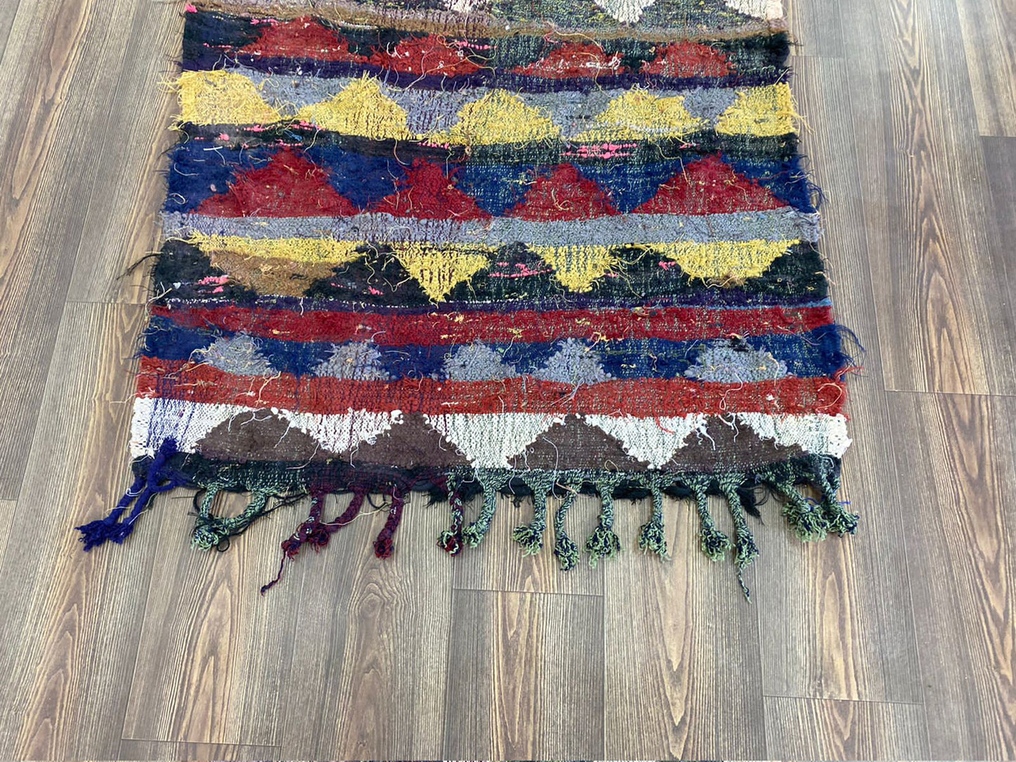 Tapis vintage de petite taille 3x6 pieds, tapis de chambre tissé berbère marocain.