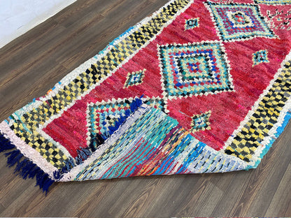 Tapis marocain coloré Boucherouite de 4 pieds sur 9 pieds.