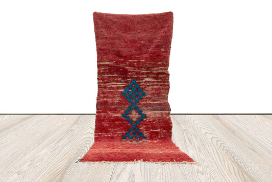 Tapis marocain vintage 4x9 pieds, tapis tissé tribal berbère.