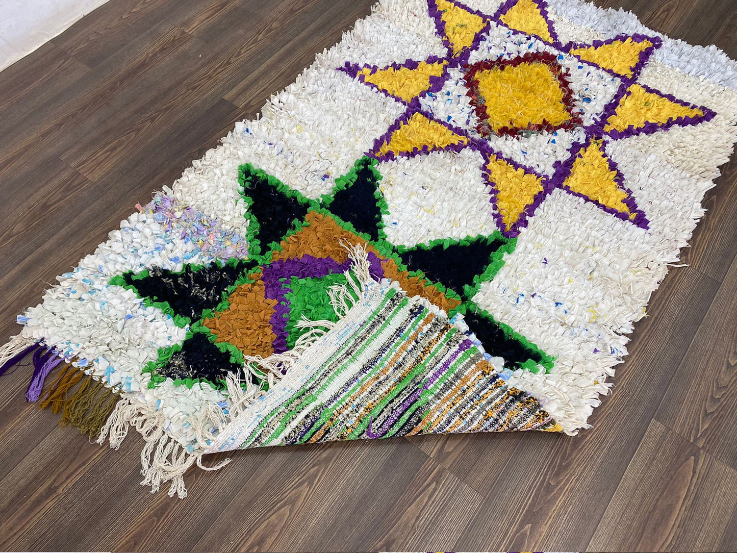 Tapis marocain unique de 4 pieds sur 9 pieds, tapis berbère Boucherouite coloré.