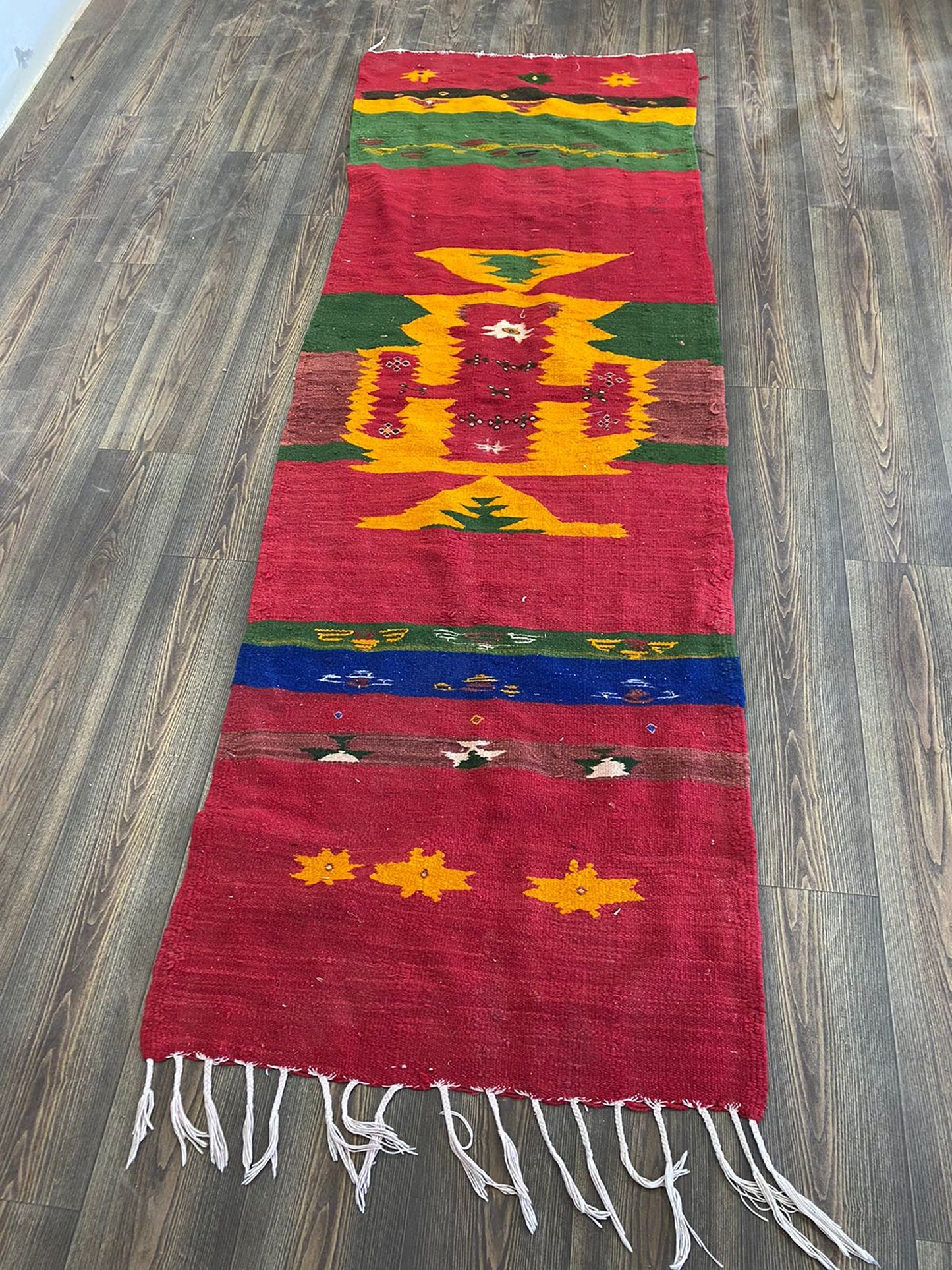 Tapis tissés à plat vintage Kilim marocain 3x8 pieds, tapis berbère étroit.