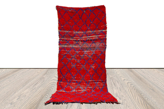 Tapis tribal berbère à losanges 3 x 7 pieds, tapis de couloir vintage marocain rouge et bleu.