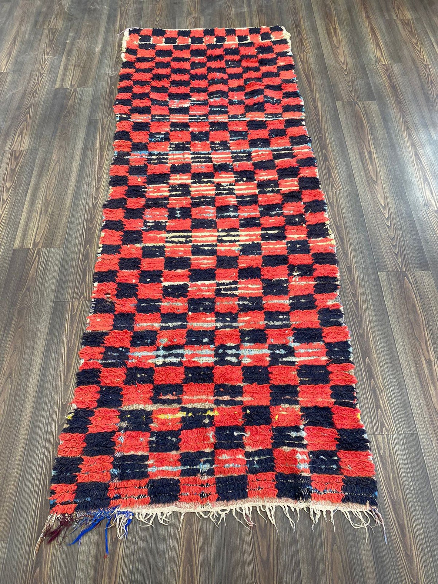 Tapis à carreaux marocain 3x8 pieds, tapis de couloir berbère vintage rouge et noir.