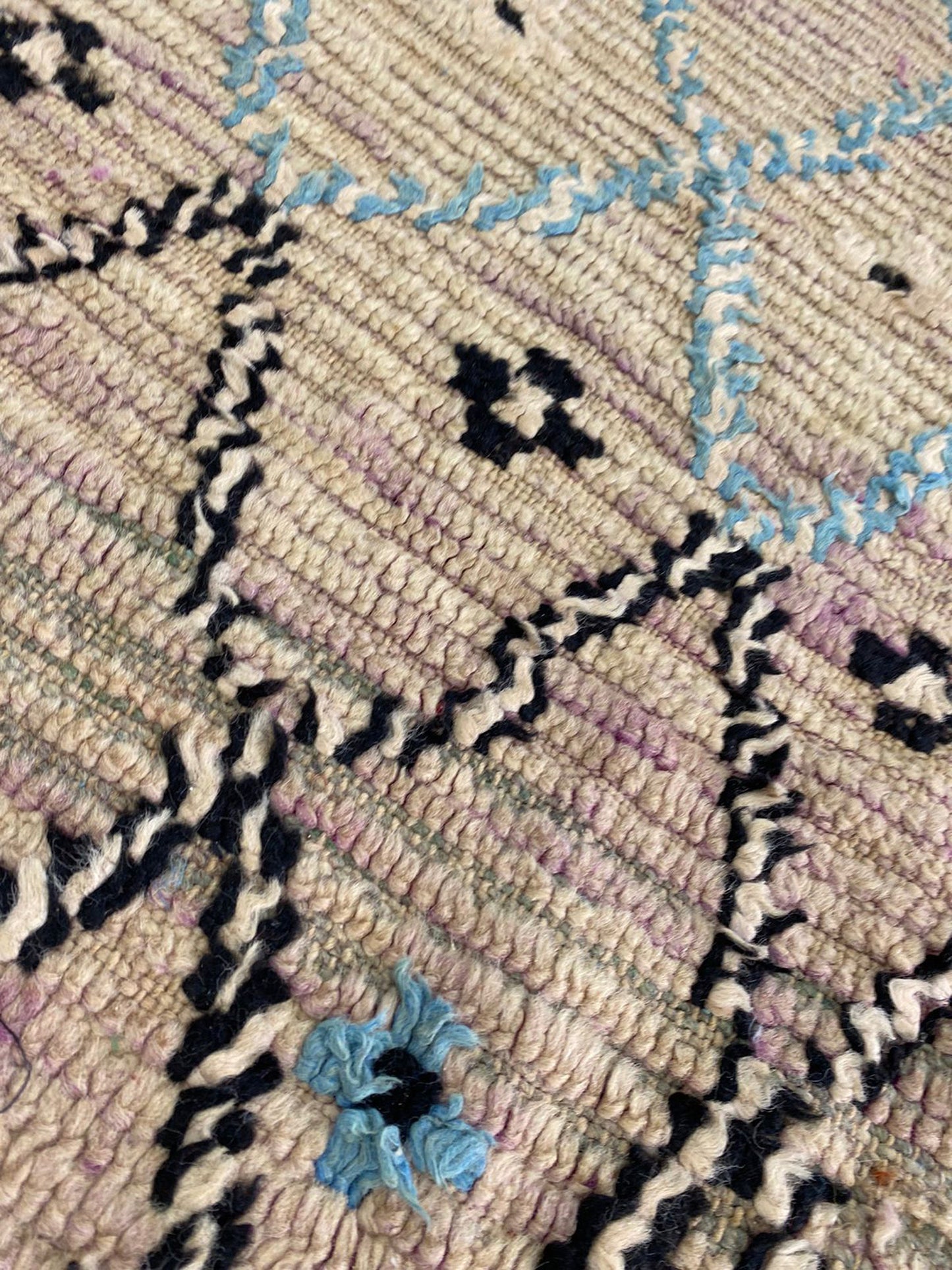 Tapis berbère vintage à losanges 3x9 pieds, tapis étroit tribal marocain en laine tissée.