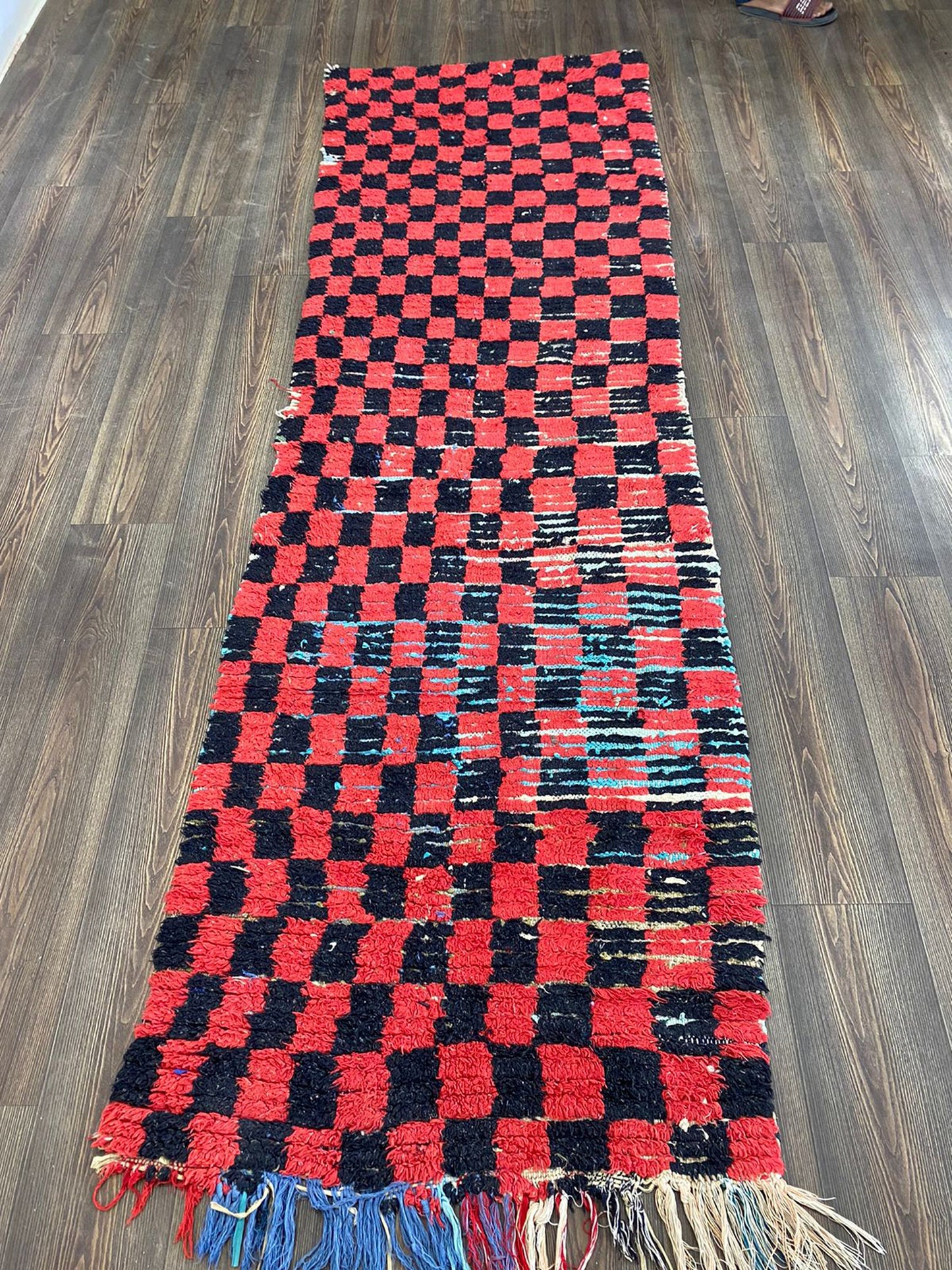 Tapis berbère tissé à carreaux noir et rouge 3x9 pieds, tapis de couloir étroit vintage marocain,