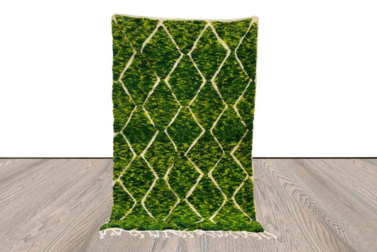 Tapis berbère vert fait main en forme de losange. Tapis marocains berbères tissés tribaux 4x6