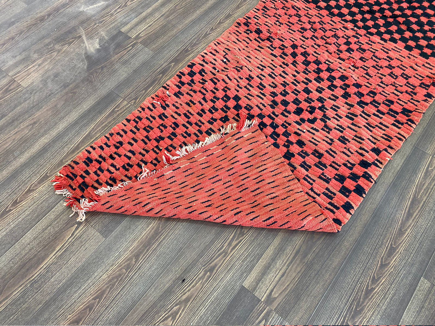 Tapis à carreaux marocain 3 x 6 pieds, tapis berbères étroits délavés rouges et noirs.