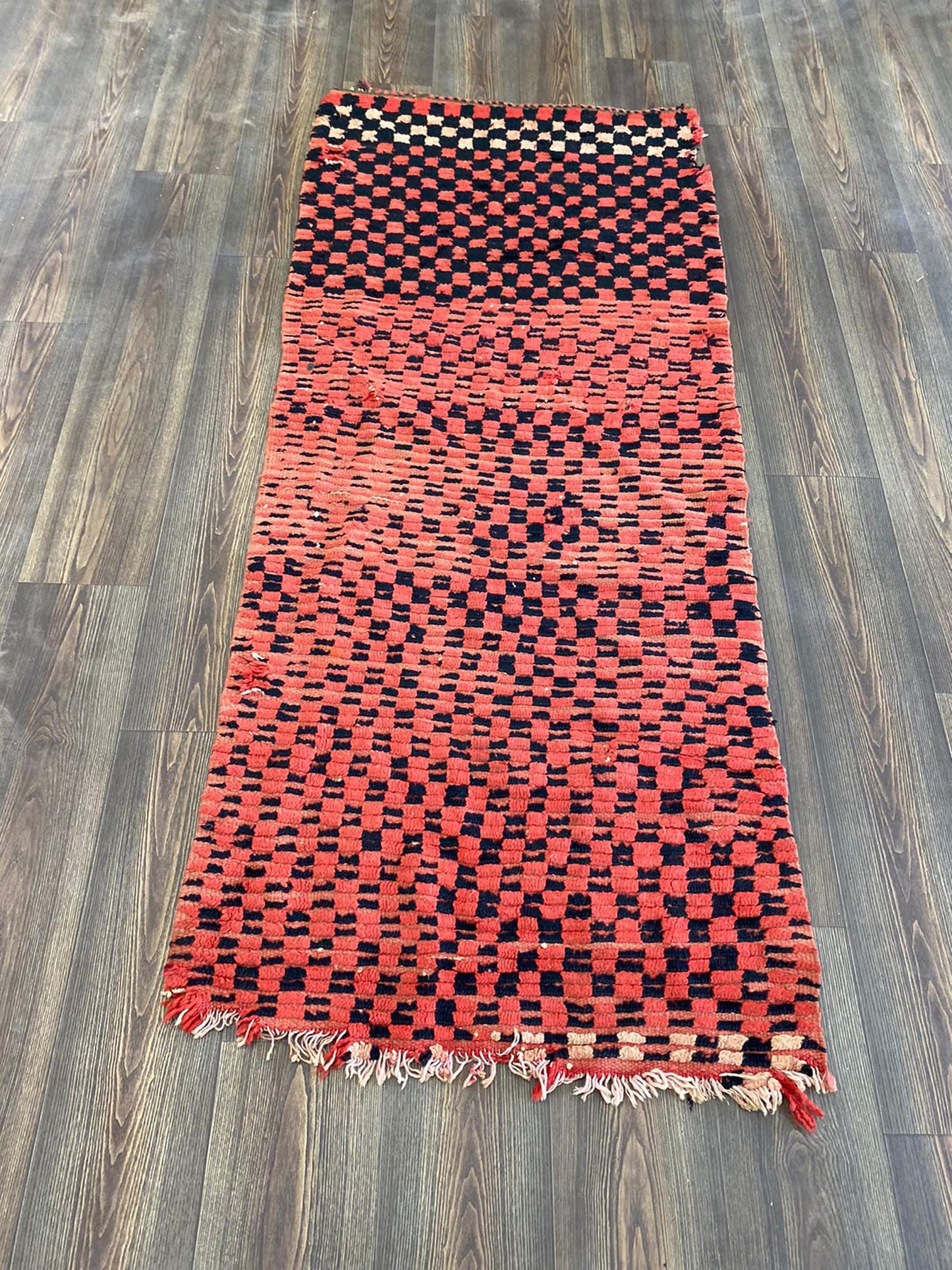 Tapis à carreaux marocain 3 x 6 pieds, tapis berbères étroits délavés rouges et noirs.