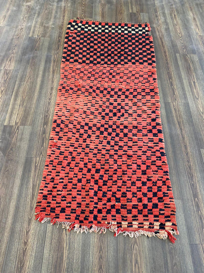 Tapis à carreaux marocain 3 x 6 pieds, tapis berbères étroits délavés rouges et noirs.