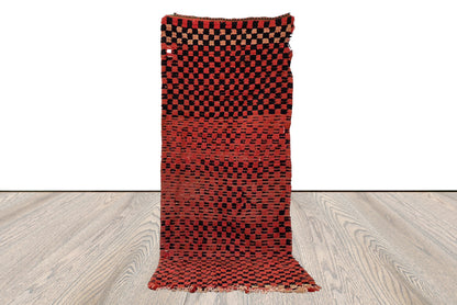 Tapis à carreaux marocain 3 x 6 pieds, tapis berbères étroits délavés rouges et noirs.