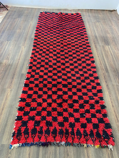 Tapis marocain vintage à carreaux rouges et noirs, 3x11 pieds, en coton tissé à la main.