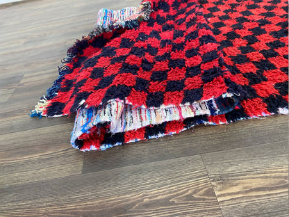 Tapis marocain vintage à carreaux rouges et noirs, 3x11 pieds, en coton tissé à la main.