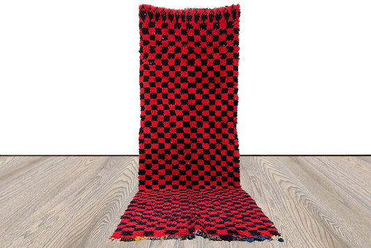 Tapis marocain vintage à carreaux rouges et noirs, 3x11 pieds, en coton tissé à la main.