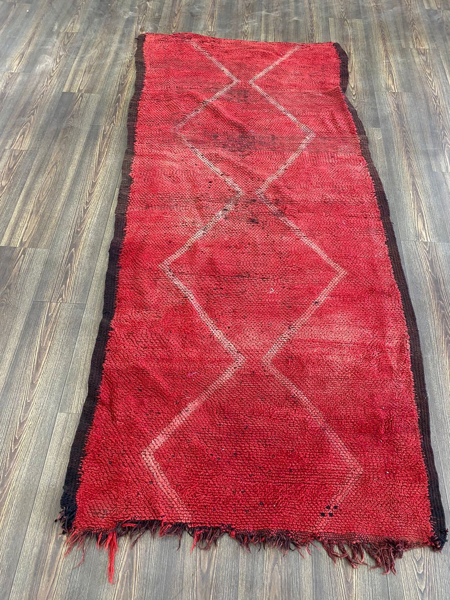 Tapis marocain solide de 4 x 8 pieds, tapis berbères vintage tissés à la main rouges.