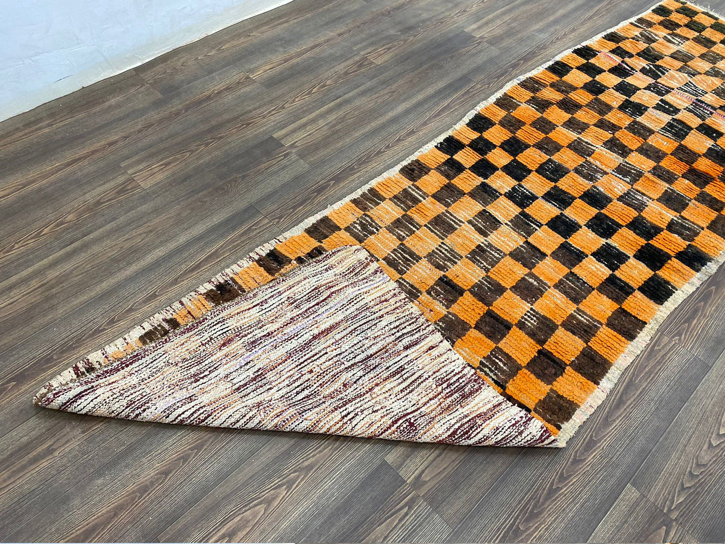 Tapis de couloir vintage à carreaux noir et jaune, tapis longs berbères tissés marocains 3 pieds sur 9 pieds.