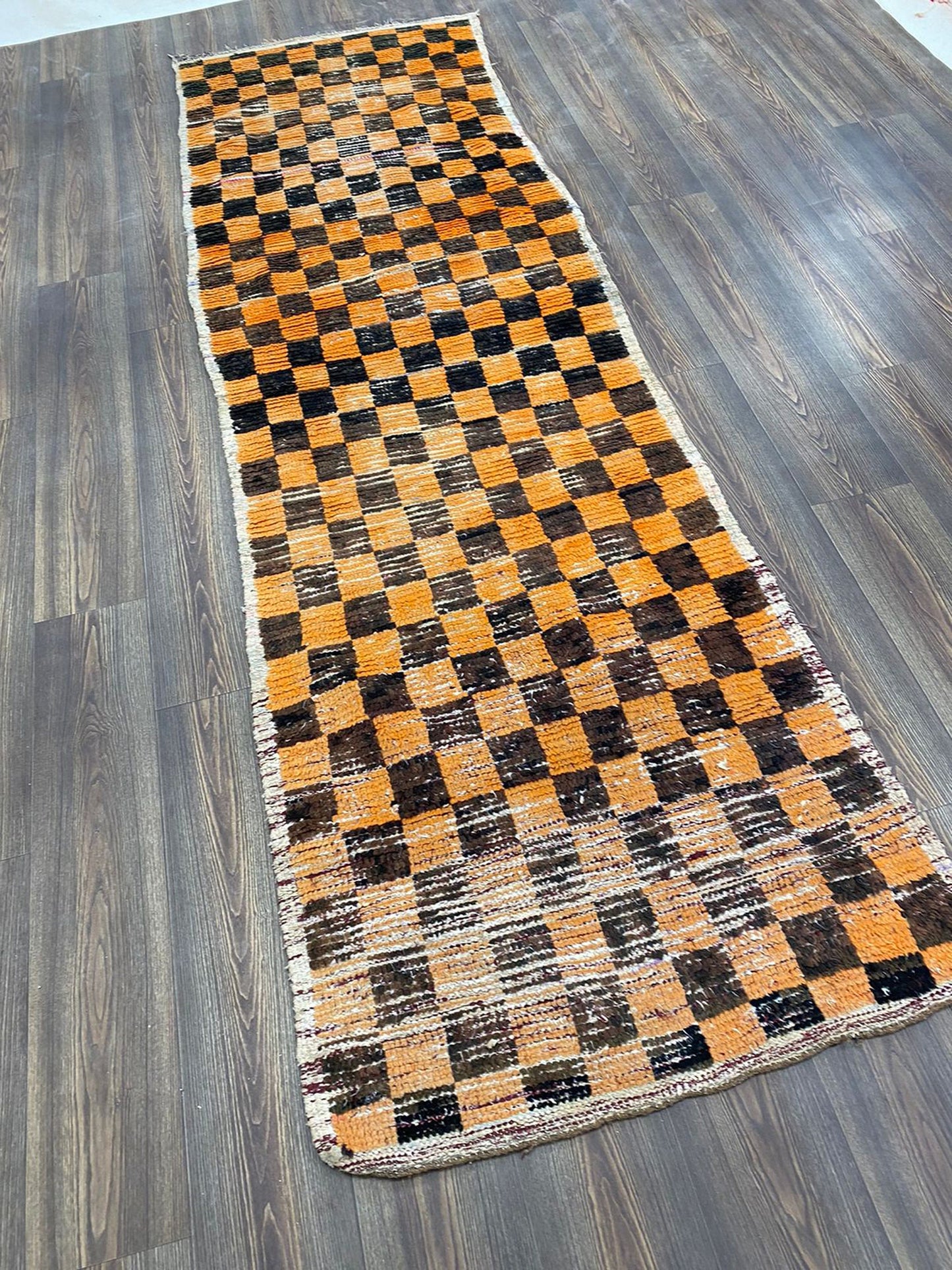 Tapis de couloir vintage à carreaux noir et jaune, tapis longs berbères tissés marocains 3 pieds sur 9 pieds.