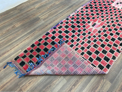 Tapis berbère vintage unique de 4 pieds sur 8 pieds, tapis de couloir marocain à carreaux rouges et noirs.