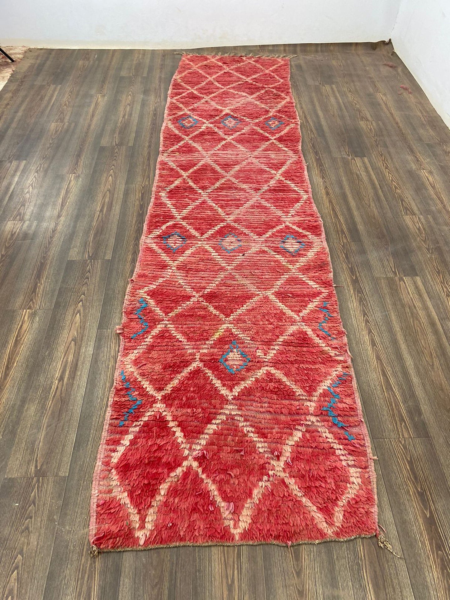 Tapis de couloir marocain vintage 3 x 12 pieds, extra long, décoloré, rouge et blanc, motif diamant, tapis berbères uniques