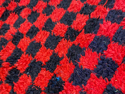 Tapis marocain vintage à carreaux rouges et noirs, 3x11 pieds, en coton tissé à la main.