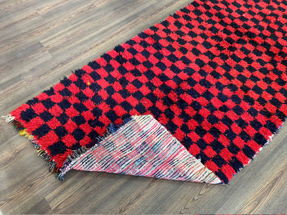 Tapis marocain vintage à carreaux rouges et noirs, 3x11 pieds, en coton tissé à la main.