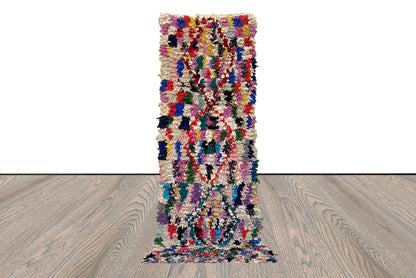 Tapis vintage Boucherouite 3 par 9, tapis de couloir berbère marocain à poils longs.