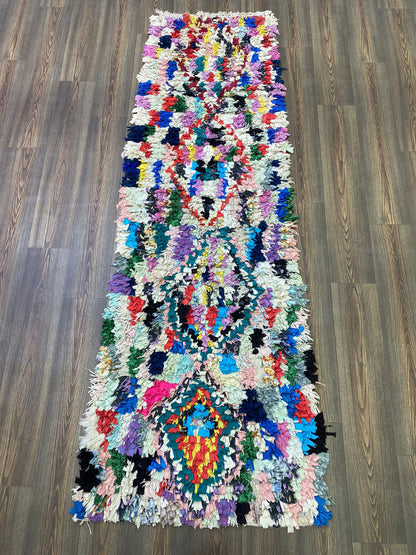 Tapis vintage Boucherouite 3 par 9, tapis de couloir berbère marocain à poils longs.