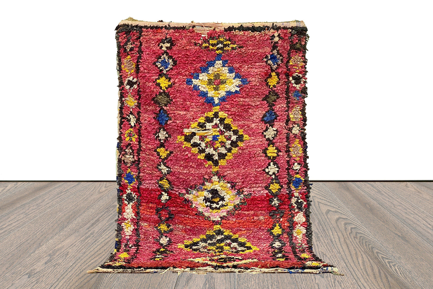 Tapis Shag vintage Boucherouite magenta 4x7. Tapis berbères marocains.