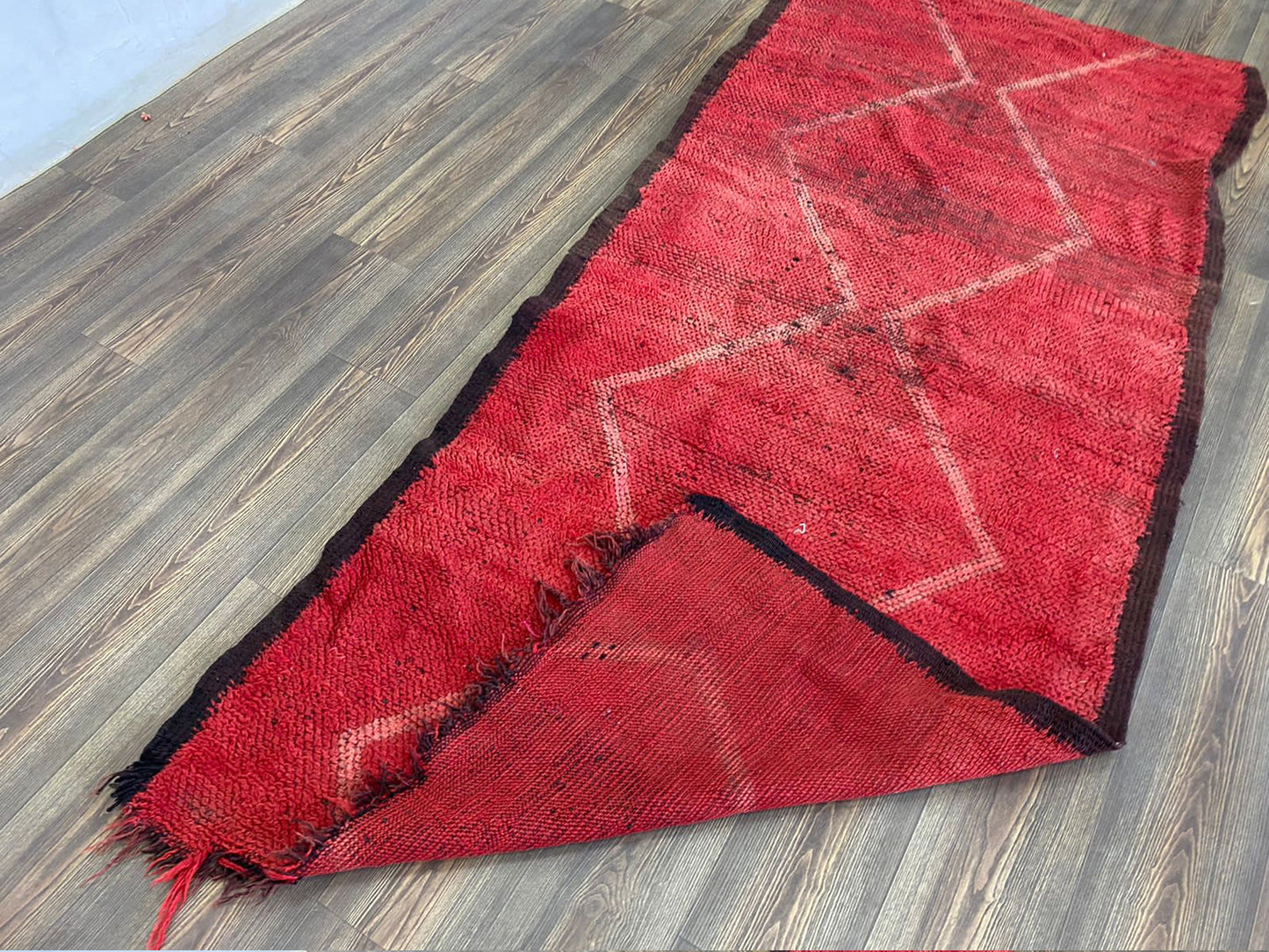 Tapis marocain solide de 4 x 8 pieds, tapis berbères vintage tissés à la main rouges.