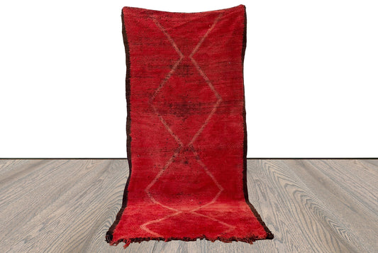 Tapis marocain solide de 4 x 8 pieds, tapis berbères vintage tissés à la main rouges.