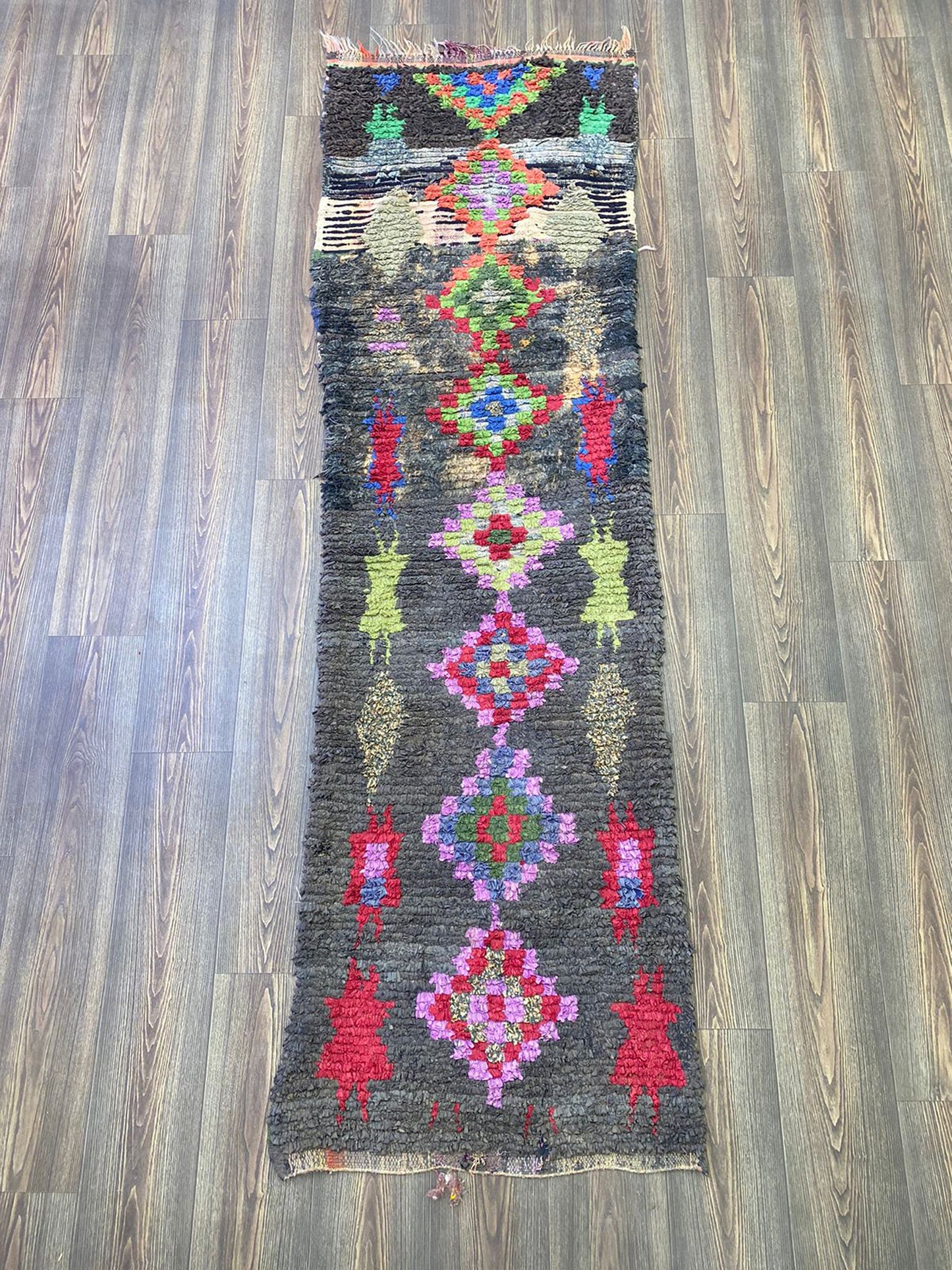 Tapis Boucherouite à couloir étroit 2x8, tapis à carreaux berbères tissés marocains.