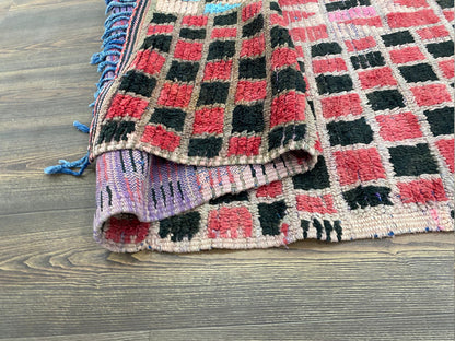 Tapis berbère vintage unique de 4 pieds sur 8 pieds, tapis de couloir marocain à carreaux rouges et noirs.