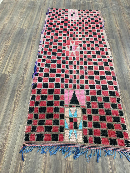 Tapis berbère vintage unique de 4 pieds sur 8 pieds, tapis de couloir marocain à carreaux rouges et noirs.