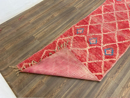 Tapis de couloir marocain vintage 3 x 12 pieds, extra long, décoloré, rouge et blanc, motif diamant, tapis berbères uniques