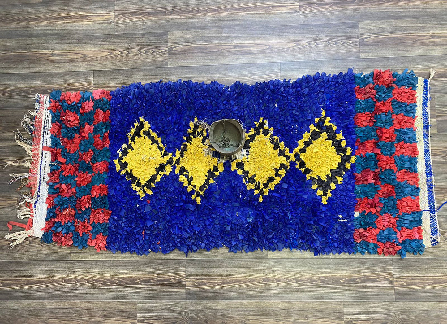 Tapis de couloir vintage étroit Boucherouite 3x7, tapis marocain tissé à la main en matériaux recyclés.