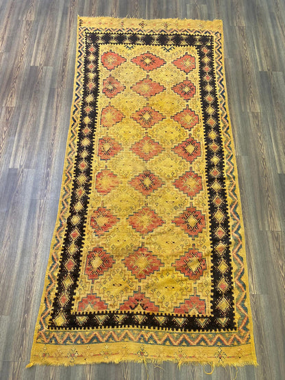 Tapis marocain vintage jaune 4x9, grand tapis de couloir.