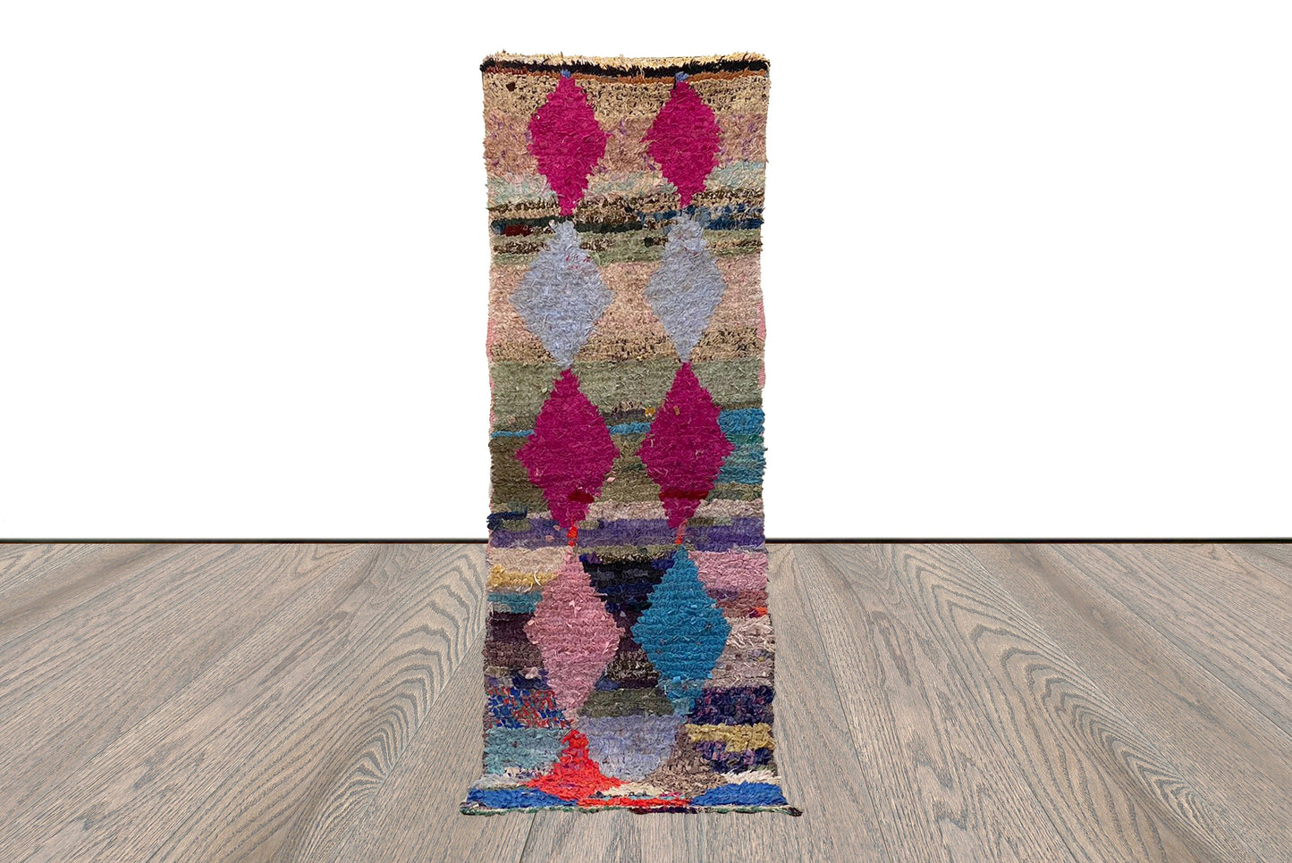 Tapis berbère tissé vintage en forme de losange. Tapis marocains étroits 2x7.