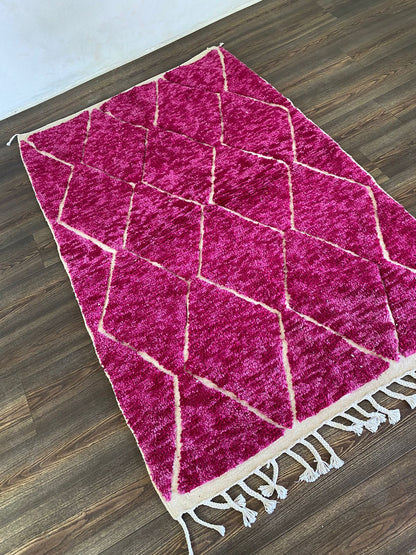 Tapis marocain tissé à la main violet, tapis berbère BOUJAAD en forme de losange.