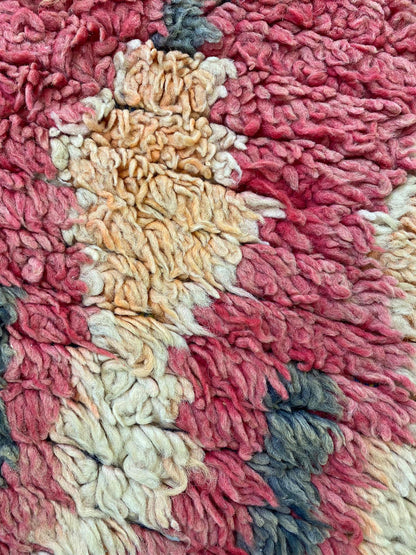 Tapis berbère marocain vintage 4x9 à motifs de losanges rouges et jaunes délavés.