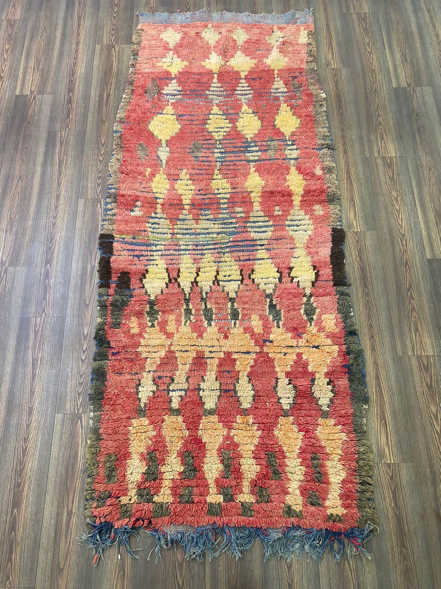 Tapis berbère marocain vintage 4x9 à motifs de losanges rouges et jaunes délavés.