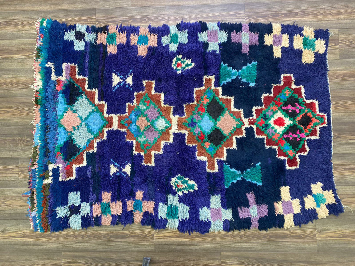 Tapis berbère marocain, tapis shag vintage tissé à la main. 5 par 6 pieds.