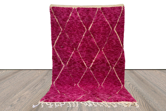 Tapis marocain tissé à la main violet, tapis berbère BOUJAAD en forme de losange.