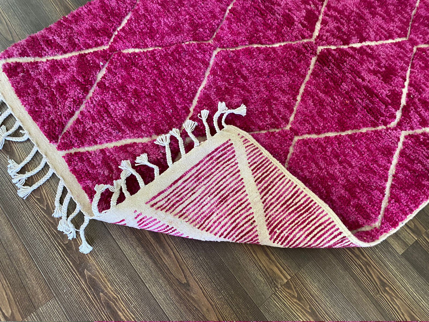 Tapis marocain tissé à la main violet, tapis berbère BOUJAAD en forme de losange.