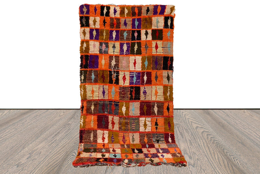 Tapis berbère marocain vintage tissé à la main 3x6. Tapis à grille orange et carrés colorés.