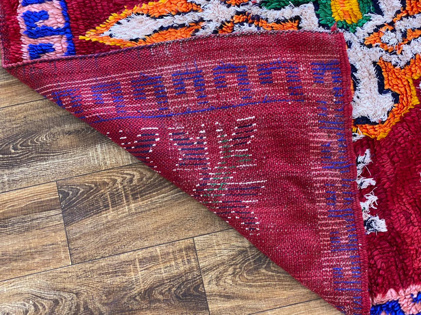 Tapis marocain vintage unique 4x7, rare grand tapis berbère tissé à la main rouge.