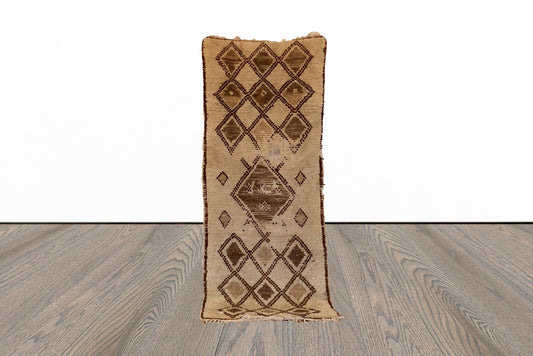 Tapis marocain blanc 3x6 et marron diamant. Tapis vintage en laine usé.