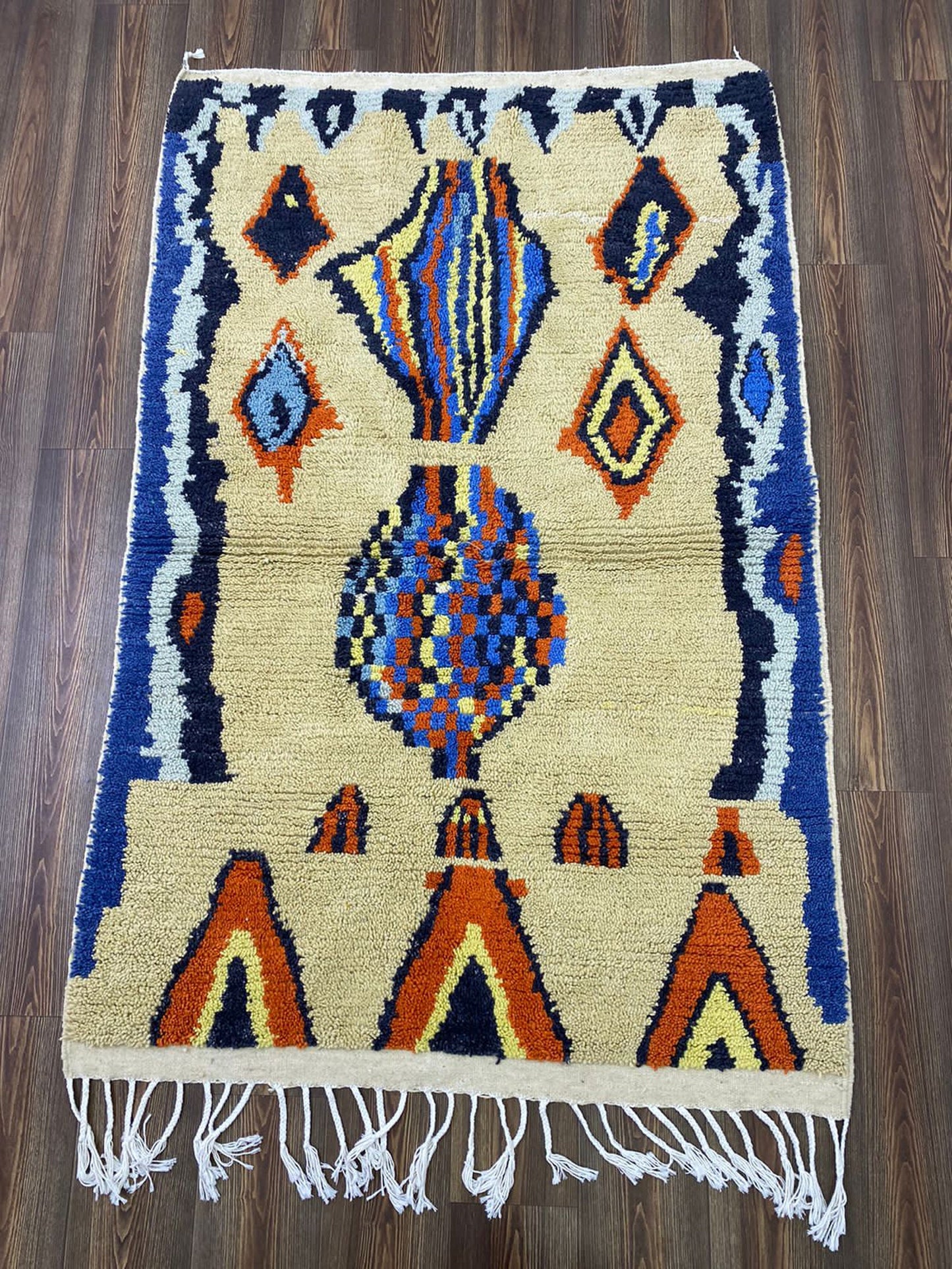 Tapis berbère marocain à poils longs de 6 x 4 pieds.