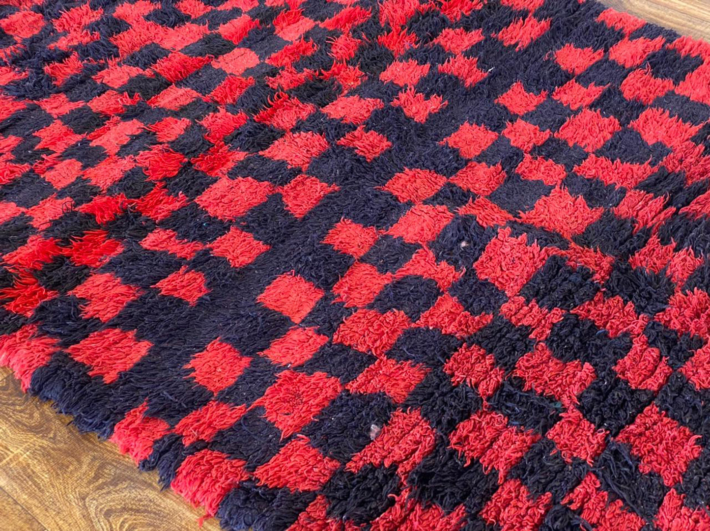 Grand tapis de couloir vintage marocain à carreaux rouge et noir 4x10.