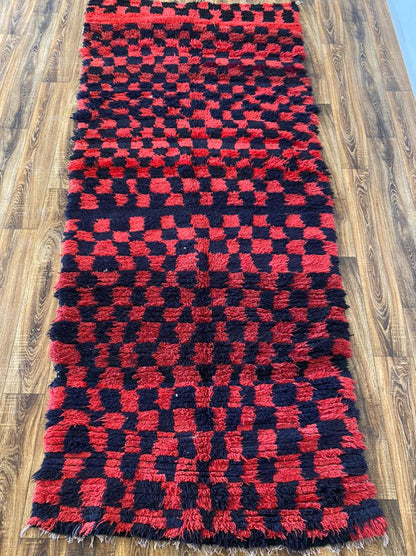 Grand tapis de couloir vintage marocain à carreaux rouge et noir 4x10.